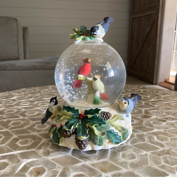 SOLD!  Lenox ‘Winter Greetings’ Music Box Snow Globe - Picture 2 of 8